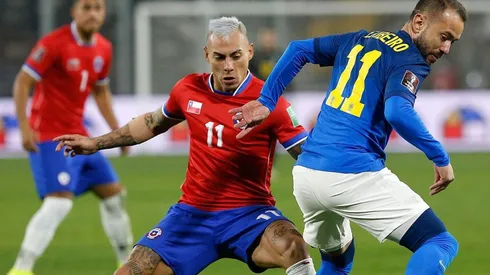 Everton Ribeiro en disputa de balón.