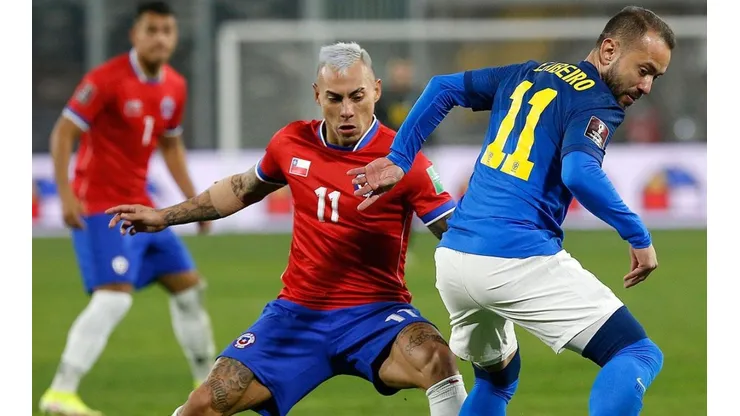 Everton Ribeiro en disputa de balón.