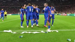 Jack Grealish tomando de un vaso que le arrojaron.