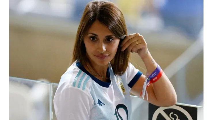 Antonella Roccuzzo en partido de Argentina.