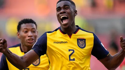 Félix Torres celebrando el primer gol de Ecuador.