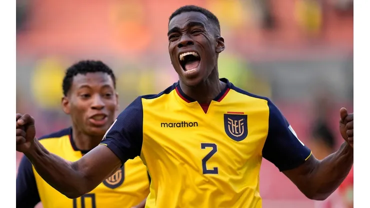 Félix Torres celebrando el primer gol de Ecuador.
