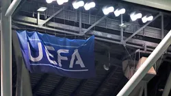 Logo de la UEFA en estadio europeo.