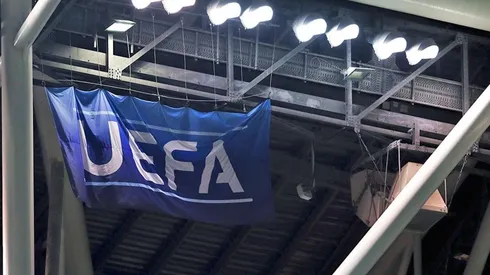 Logo de la UEFA en estadio europeo.