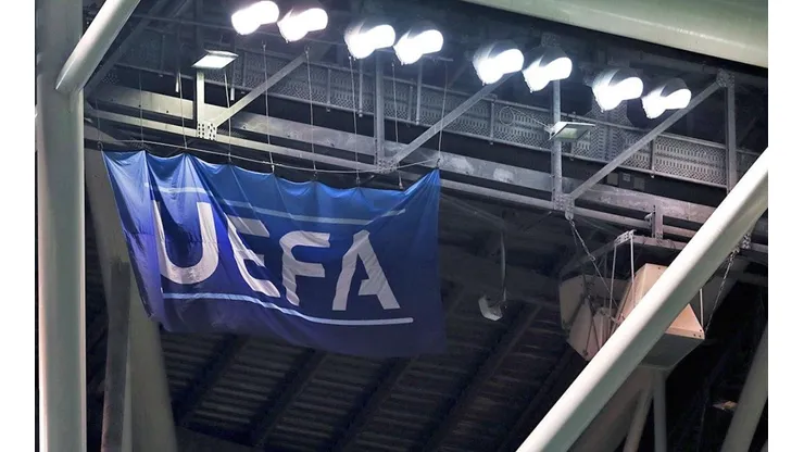 Logo de la UEFA en estadio europeo.