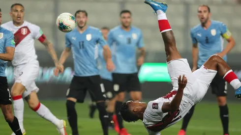 Renato Tapia marcando el gol de Perú.