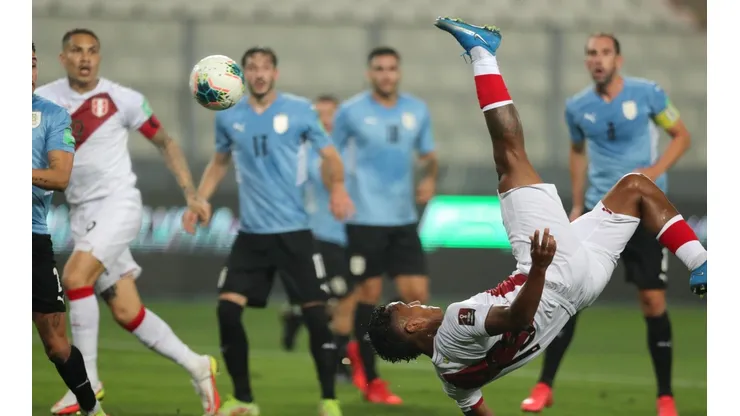 Renato Tapia marcando el gol de Perú.