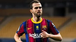 Miralem Pjanic sigue en el plantel del Barcelona, pero no cuenta para Koeman.