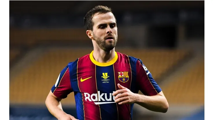Miralem Pjanic sigue en el plantel del Barcelona, pero no cuenta para Koeman.
