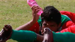 Jugadores en Bolivia arrojados en el suelo por las abejas.