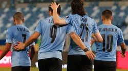 Festejo de gol entre Luis Suárez y Edinson Cavani.