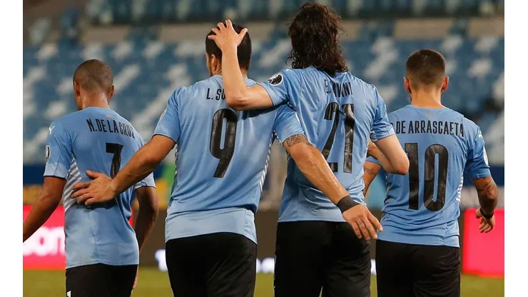 Festejo de gol entre Luis Suárez y Edinson Cavani.
