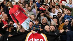 Hinchas del Manchester United festejan el fichaje de Cristiano Ronaldo.