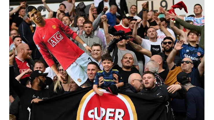 Hinchas del Manchester United festejan el fichaje de Cristiano Ronaldo.