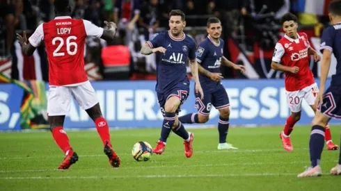 Histórico: Lionel Messi reemplazó a Neymar y realizó su debut oficial en el PSG. (Foto: Twitter oficial del PSG).