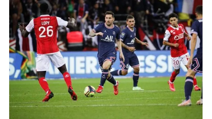 Histórico: Lionel Messi reemplazó a Neymar y realizó su debut oficial en el PSG. (Foto: Twitter oficial del PSG).