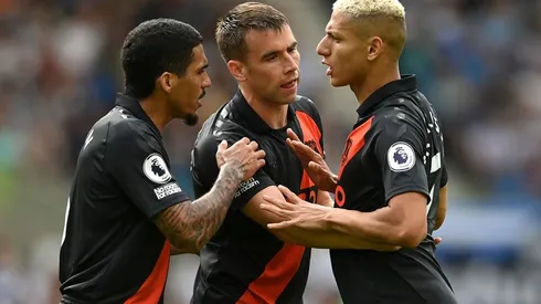 Imagen del amago de bronca de Richarlison.