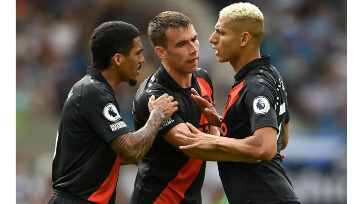 Imagen del amago de bronca de Richarlison.
