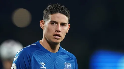 James Rodríguez en un encuentro con Everton.