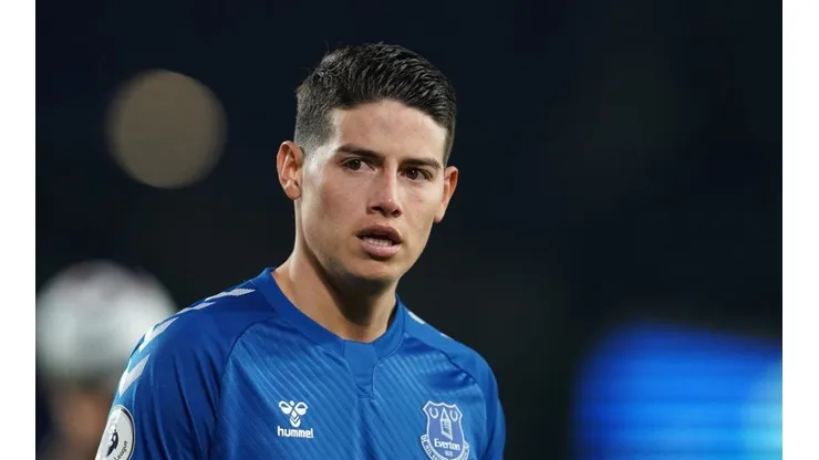 James Rodríguez en un encuentro con Everton.