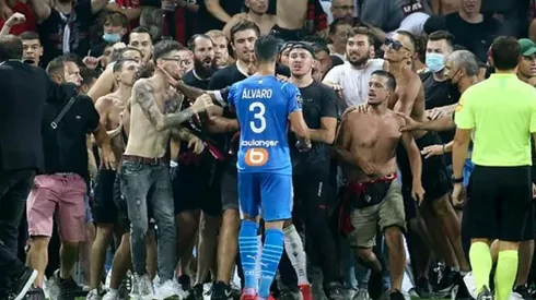 Álvaro González frente a los hinchas de Niza.