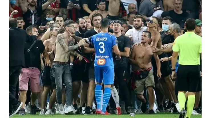 Álvaro González frente a los hinchas de Niza.