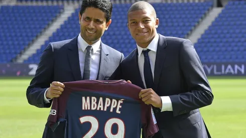 Nasser Al-Khelaifi y Kylian Mbappé en la presentación del jugador en PSG.