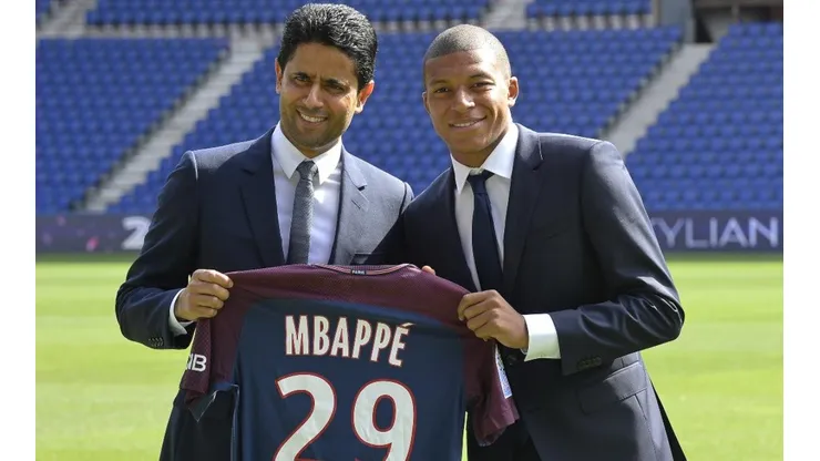 Nasser Al-Khelaifi y Kylian Mbappé en la presentación del jugador en PSG.