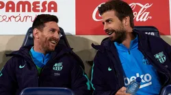 Lionel Messi y Gerard Piqué, charlando en el banco de suplentes del Barcelona.