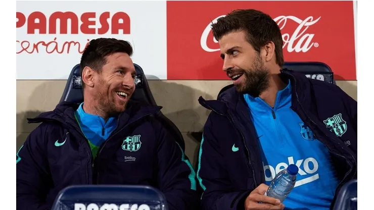 Lionel Messi y Gerard Piqué, charlando en el banco de suplentes del Barcelona.