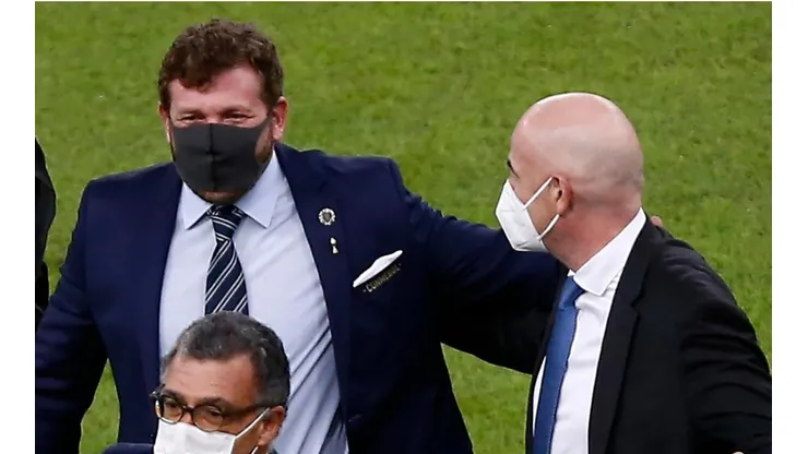 Alejandro Domínguez, presidente de Conmebol, y Gianni Infantino, presidente de FIFA.