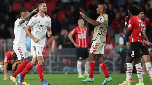 Benfica en festejo por triunfo sobre PSV.