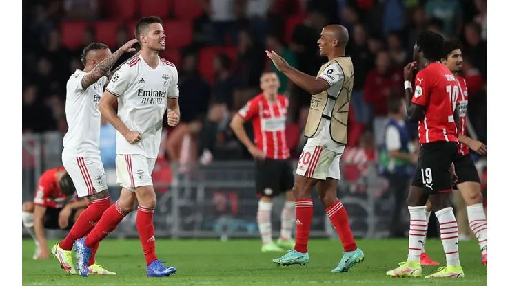 Benfica en festejo por triunfo sobre PSV.