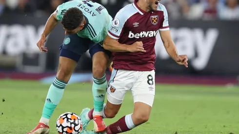 La patada de Ayoze Pérez a su compatriota Pablo Fornals.