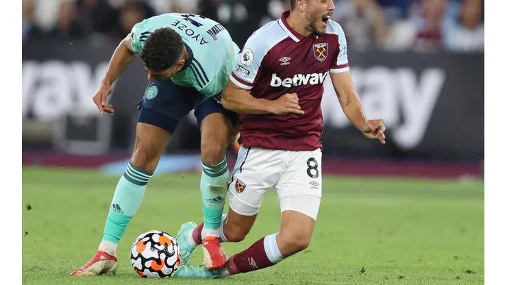 La patada de Ayoze Pérez a su compatriota Pablo Fornals.