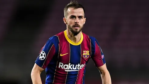 Miralem Pjanic en acción de juego con Barcelona.
