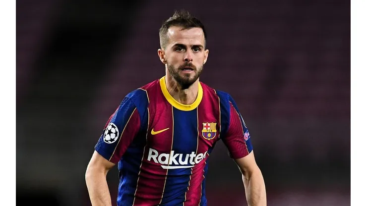 Miralem Pjanic en acción de juego con Barcelona.