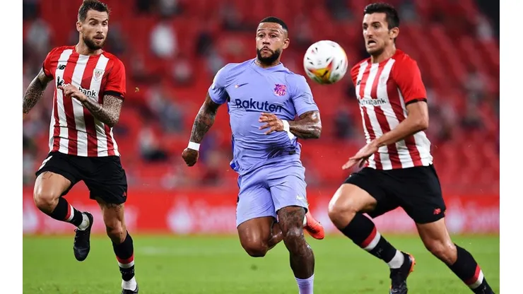 Memphis Depay en acción de juego con Barcelona.
