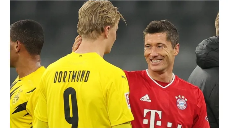 Robert Lewandowski, junto a Erling Haaland en un partido entre Bayern y Dortmund.