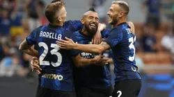 Arturo Vidal y el abrazo con sus compañeros en la goleada de Inter.