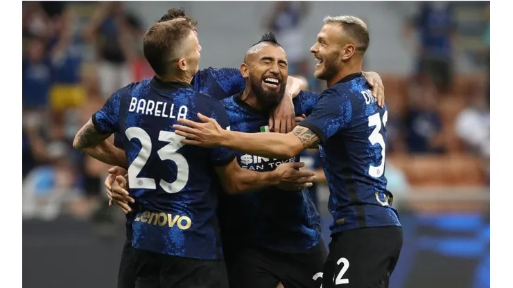 Arturo Vidal y el abrazo con sus compañeros en la goleada de Inter.