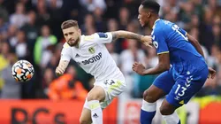 Yerry Mina, peleando el balón con Mateusz Klich en el duelo entre Leeds y Everton.