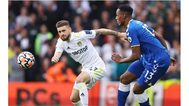 Yerry Mina, peleando el balón con Mateusz Klich en el duelo entre Leeds y Everton.