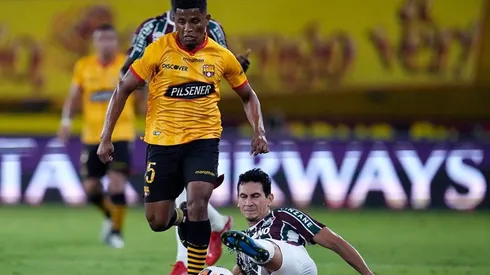 Acción de juego entre Barcelona y Fluminense.