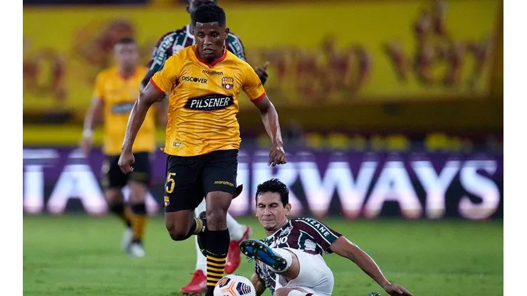 Acción de juego entre Barcelona y Fluminense.