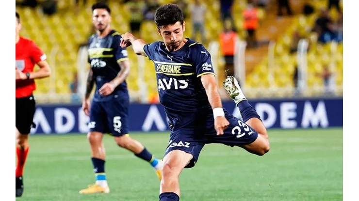 Muhammed Gumuskaya en acción de gol con Fenerbahce.