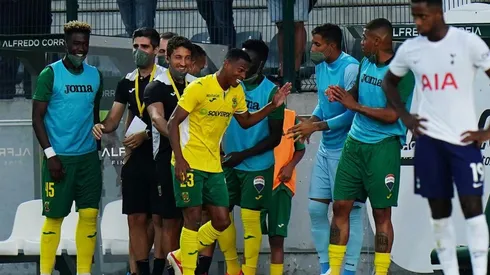 Festejo de gol de Pacos Ferreira contra Tottenham.