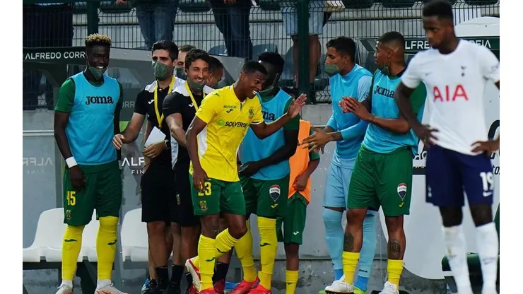 Festejo de gol de Pacos Ferreira contra Tottenham.
