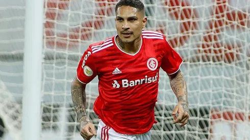Paolo Guerrero en festejo de gol con Internacional.