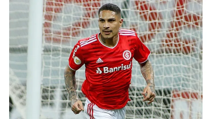 Paolo Guerrero en festejo de gol con Internacional.